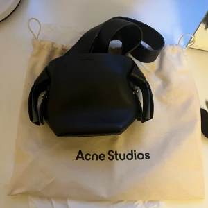 Acne väska - Superfin acne väska som inte kommer till användning längre! Modellen är musubi micro tote💗Fick i present för två år sedan och har inte använts alls under det senaste året. 🌟Fint skick dock har acne trycket inuti väskan skavts bort lite men inget som syns eller läggs märke till då det är i väskan! Nypris 8000, säljer direkt för 5500💗💗