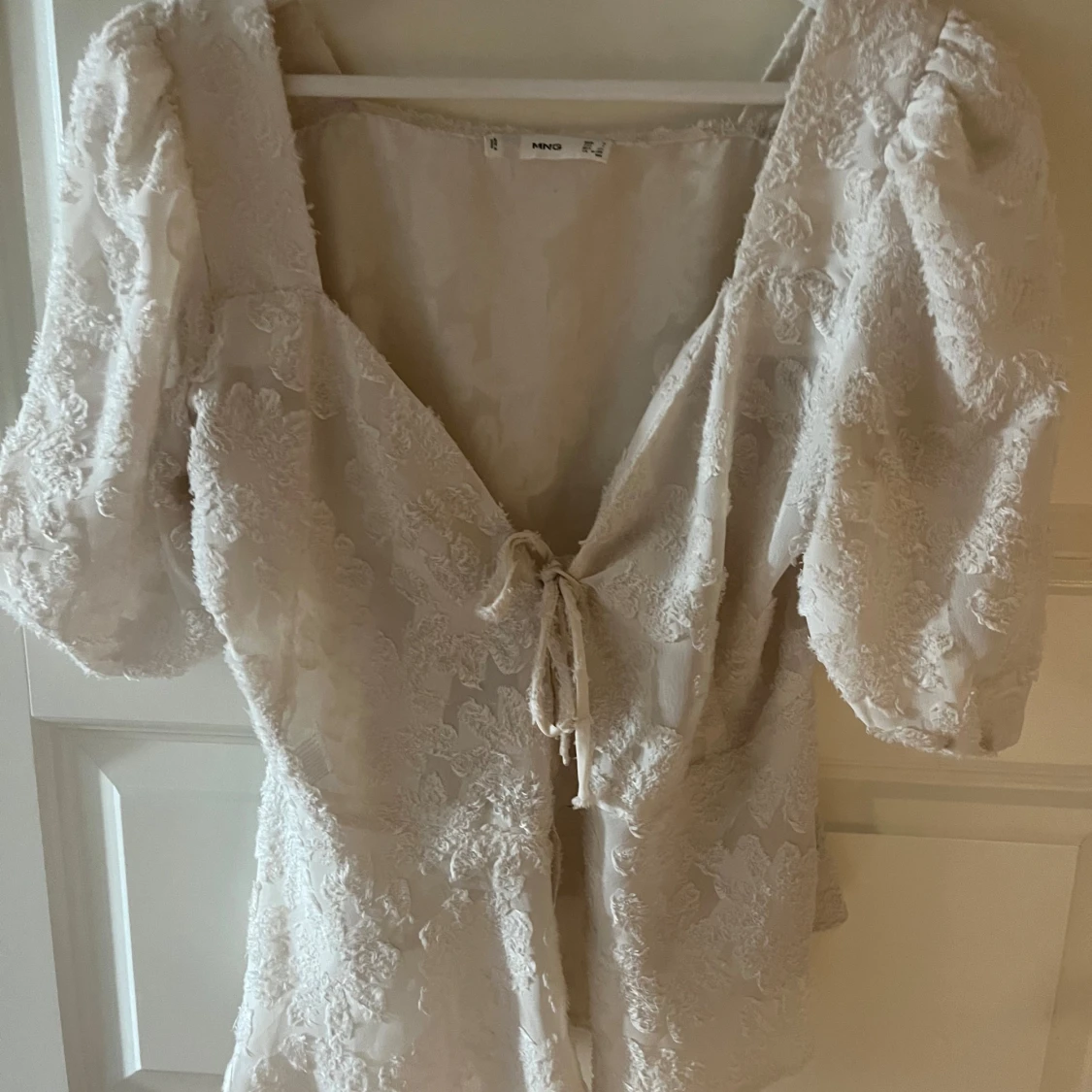 Vit spetsblus med knyt från MNG - 1