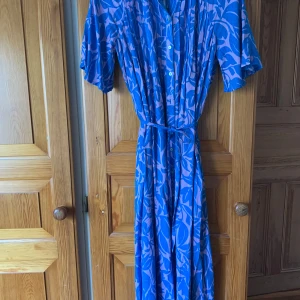 Skjortklänning från YAS - En helt ny klänning från YAS med lapparna kvar. Vackert tyg med struktur, i lila och blå nyanser. Storlek XS men känns mer som S. 