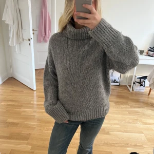 Grå stickad tröja från More & More - Mysig grå stickad tröja från More & More med en hög polokrage🤗