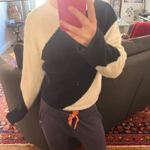 Blå vit stickad tröja - En söt blå vit randig stickad tröja från Gina tricot. I storlek 146/156 eller S. Materialet är mestadels akryl och polyester. 