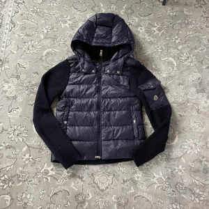 Moncler cardigan - Navy moncler cardigan. Helt ny aldrig använd✅ Storlek S, tags medföljer