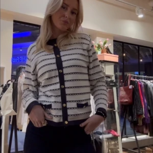 Vit och marinblå kofta med kedjemönster - Storlek 44, men passar som S-M lika bra! Beror på hur man vill den ska sitta!! Perfekt för en stilren look. 