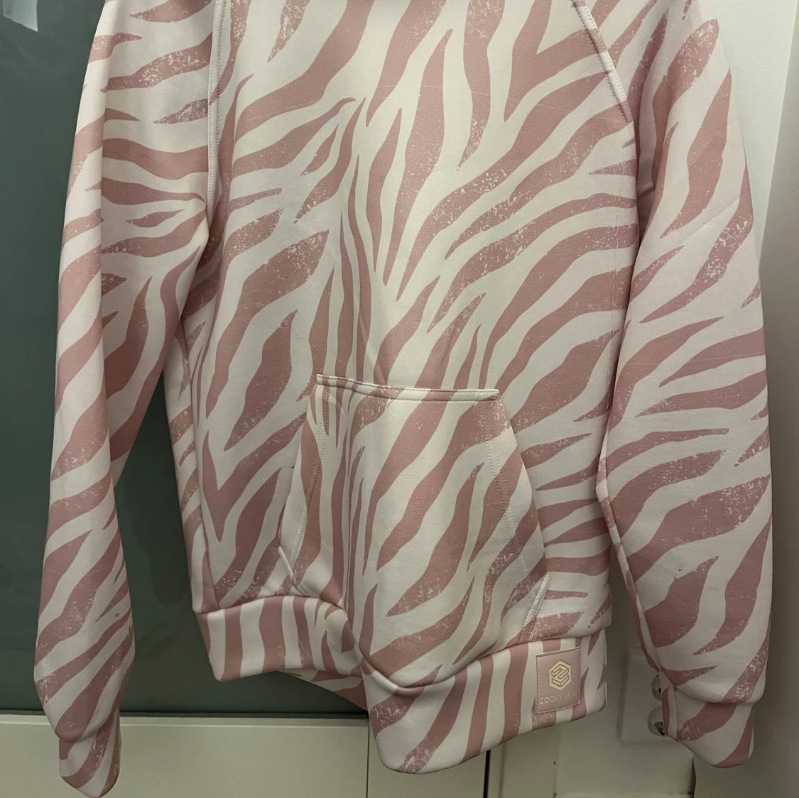 Rosa och vit zebramönstrad hoodie - 1