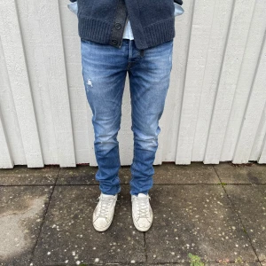 Jack & Jones Jeans  - Säljer ett par Jack & Jones jeans i modell Slim/Glenn. Det är storlek W29/L34 men sitter något kortare. Jeansen är i mycket bra skick utan defekter. Vid minsta fråga eller fundering är det bara att höra av sig🙌😄