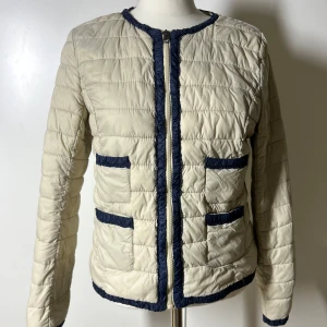 Vårjacka / dunjacka / jacka  - Beige och marinblå. Passar storlek s-m. Lappen är avklippt men den är högst troligt ifrån mango då jag har en likadan i svart därifrån.obs finns en liten defekt som syns på bild 2. Köp sker via köp nu, jag postar inom 24h. Kvar tills markerad såld 