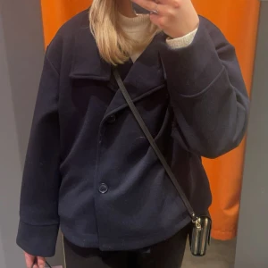 Marinblå kappa - Säljer denna fina vår kappan som inte används längre!  💗