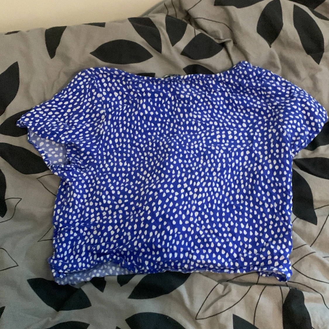 Blå prickig blus från Monki - 1