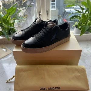 Axel arigato skor - Mörkblå skor från Axel arigato. Köpta i butik för 2400. Box och påse ingår✅Säljer för att de är för små. Hör av er vid minsta fundering!