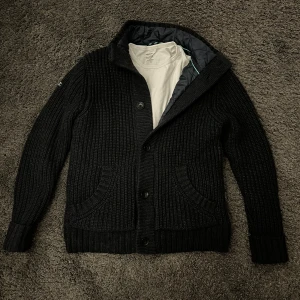 Fodrad stickad cardigan jacka  - Riktigt fet fodrad stickad cardigan jacka i storlek M med helt perfekt passform samt väldigt varm. 