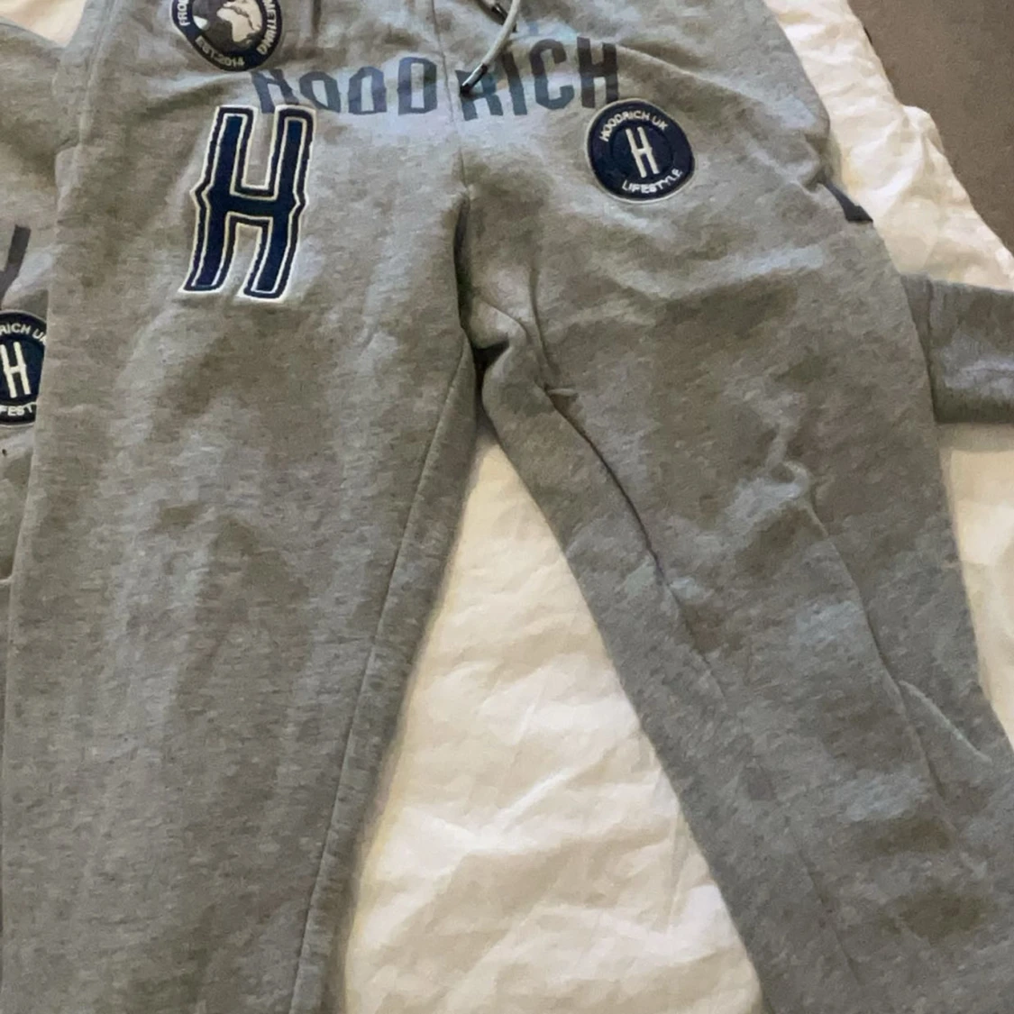 Grå hoodie från Hoodrich - 2