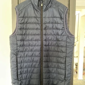Mörkblå quiltad väst - Snygg mörkblå quiltad väst med dragkedja framtill. Perfekt för lager-på-lager under kyliga dagar. Västen har en stilren design och passar till de mesta!! Västen är i storlek S men passar även M ⚠️⚠️