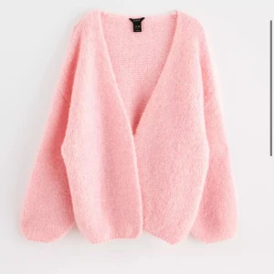 Rosa stickad kofta - Mysig rosa stickad kofta med en avslappnad form, ny pris 400 från Lindex som är helt slutsåld 