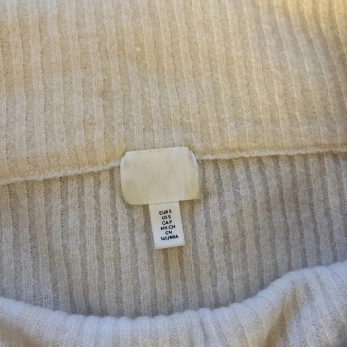 Vit ribbad offshoulder tröja från H&M - 1