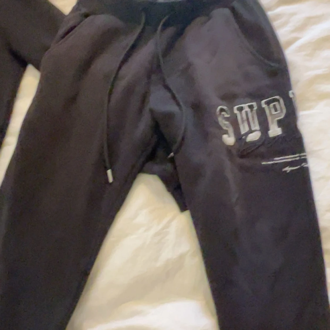 Svart hoodie från Supply & Demand - 2