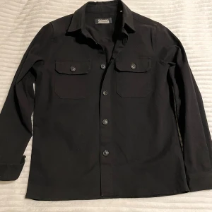 Gabba overshirt  - Snygg svart overshirt från Gabba. Använd max 10 gånger som ny. Köpt för 1000kr