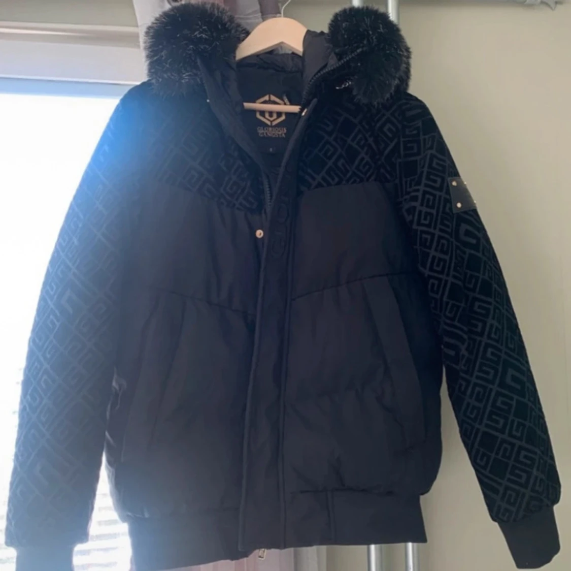 Svart jacka med pälsdetaljer från Glorious Gangsta