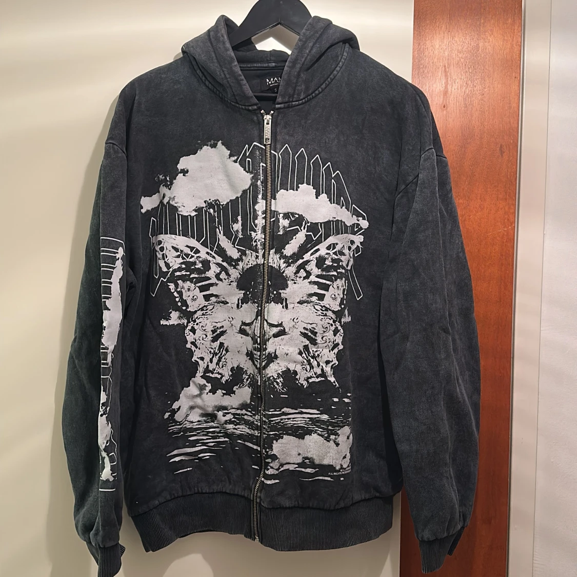 Grå huvtröja med tryck 