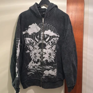 Grå huvtröja med tryck  - Gott skick, endast använd 3 gånger och tvättad 1. 