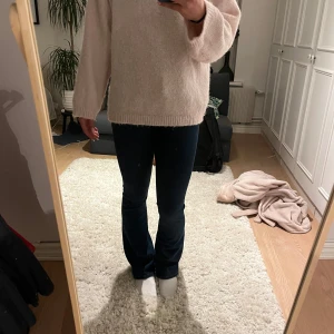 Mörkblå jeans från Levi's - Snygga mörkblå jeans från Levi's med klassiska bakfickor och gul kontrastsöm. Supersköna och säljer för att de inte kommer till användning. Skriv om ni har frågor och jag accepterar nästan alla prisförslag 💕