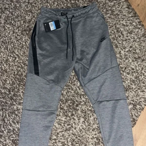 Nike tech fleece byxor - Helt nya Nike tech fleece byxor mörkgråa storlek M passar storlek S också