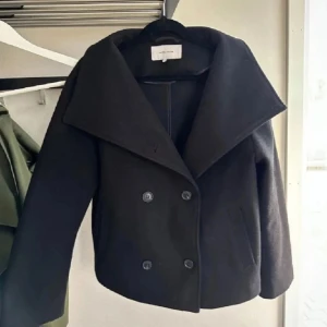 Bubbleroom kappa  - Säljer denna jätte fina kappan från bubbleroom, inga defekter eller tydning på användning, köpt för 800kr🩵