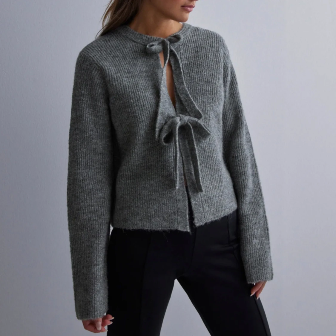 Grå ribbad kofta med knytband