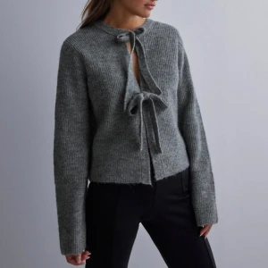 Grå ribbad kofta med knytband - Säljer en mysig grå ribbad kofta från object med knytband framtill. Nästan aldrig andvänt så skicket är toppen. Tröjan är i storlek L men sitter som en S💕💕