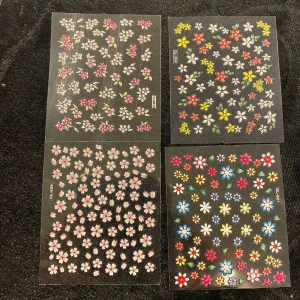 4ark 3D Blommiga nagelklistermärken - Säljer ett set med färgglada blommiga nagelklistermärken i olika mönster och färger. Perfekt för att ge dina naglar en unik och kreativ look. Innehåller både små och stora blommor i nyanser av rosa, blått, gult och vitt. 45kr/4ark/bild . Samma frakt 