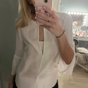 Fin blus  - Säljer denna fina blus , men har gått sönder lite där jag visade , men d går ju lätt att fixa , skriv för frågor 💕