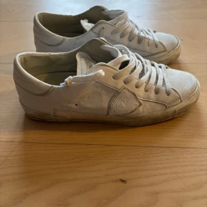 Vita sneakers från Philippe Model - Snygga vita sneakers från Philippe Model med klassisk design och snörning, storlek 39.  Perfekta för en avslappnad stil. Priset kan gå ner i pris vid snabb affär!!