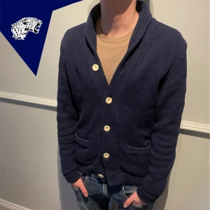 STICKAD CARDIGAN  - Stickad cardigan  | Skick: 9/10 | Strl: S | Modellen är 181cm | Hör av dig om du undrar någonting!