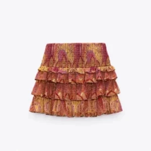 Populär volang kjol Zara - Säljer denna super populära och slutsålda volangblus från Zara då den är för liten för mig💗skriv för frågor!