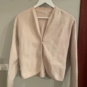 Beige kofta från Filippa K - Säljer en beige kofta från Filippa K. Koftan är långärmad med en enkel knäppning framtill💕