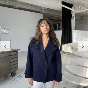 Mörkblå kappa - Snygg mörkblå kappa från design by si. Perfekt nu till våren och sommaren. I strl m men massa mig perfekt som är stel xs-s.❤️