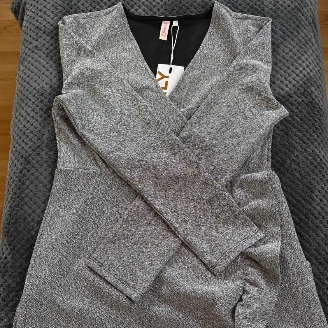 Glittrig omlottklänning från Only - 2