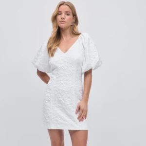 Vit studentklänning  - Jätte fin studentklänning som inte passade mig! Helt ny aldrig använd från Gina tricot❤️ Helt slutsåld på hemsidan! Nypris 599