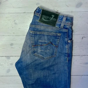 Blå jeans från Jacob Cohen - Säljer ett par feta jeans från Jacob Cohen i modellen 620 comfort. Bra skick utan defekter. Modellen är 180 och väger 65. Skriv för frågor och liknande.