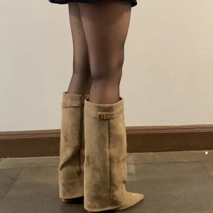 Beige mockastövlar med klack - Snygga beige stövlar i mocka med klack och dragkedja! Klack 8,5!💘💘💘Skick: 10/10!