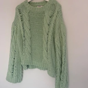 Grön stickad tröja från NAKD - Fin grön stickad tröja med vida ärmar