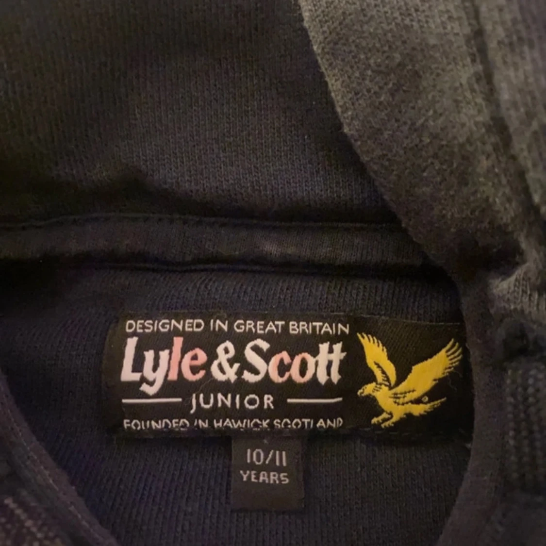 Mörkblå hoodie från Lyle & Scott - 2