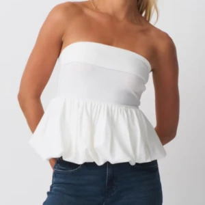 Vit topp  - Jättesöt vit ballon topp från ginatricot. Aldrig använd.