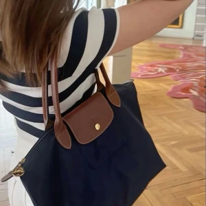 Mörkblå longchamp väska - Eftertraktad longchamp väska i färgen navy. Har inga som helst deffekter och har används endast ett fåtal gånger💗 