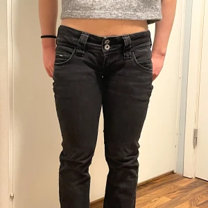 Svarta jeans från Pepe Jeans - Snygga svarta jeans från Pepe Jeans med väldigt låg midja och straight leg. Säljer då den inte kommer till användning! Modellen heter Venus och säljs för 1069kr på zalando. Pris kan alltid diskuteras.