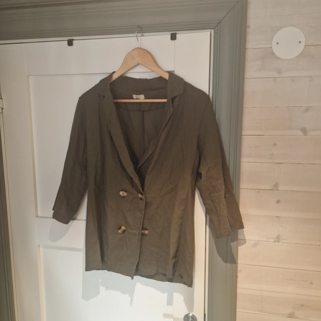 Olivgrön kavaj från Betty