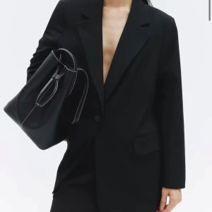 Svart kavaj - Slutsåld kavaj från HM i strl S, lappen kvar🥰