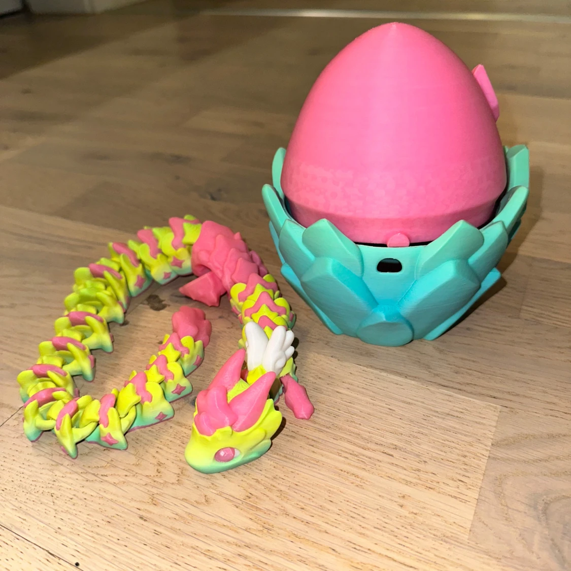 Färgglad drakleksak med ägg - 1