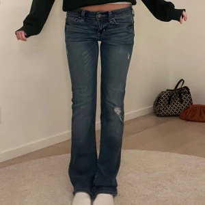 Hollister lågmidjade bootcut jeans - Snyggaste lågmidjade bootcut hollister jeansen med slitningar!! Så sjukt snygga och trendiga!! Midjemått: ca 36cm, innerbenslängd: ca 75cm🌸🌸🥹