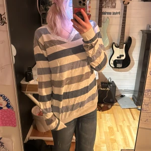 Randig tröja i blått och vitt - Säljer en randig tröja i blått och vitt med v-ringad hals. Den är i bra skick men med små defekter (se bild) skriv om övriga frågor!🫶