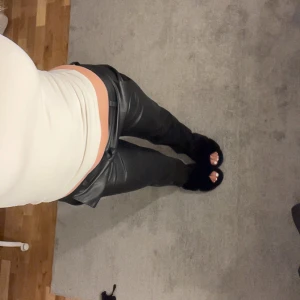 snygga skinnbyxor - Super snygga skinn byxor som tyvärr inte kommer till användning längre från Vero Moda. Dom är Lågmidjade och utsvängda där nere. Kontakta gärna vid frågor❤️Wxs&L34